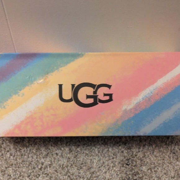 UGG Women's Casual Socks in Black, Brown, White, Tan, and Gray - Picture 6 of 7